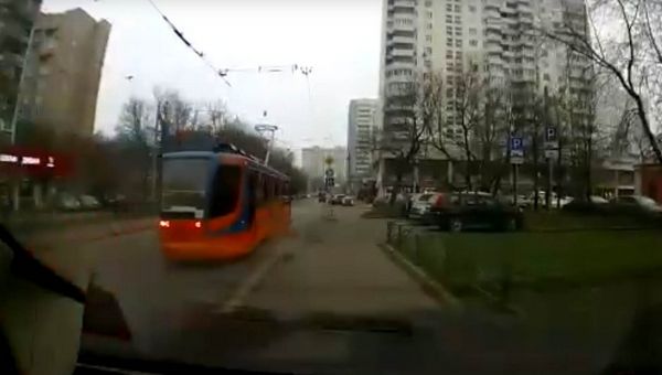 «Взбесившийся» трамвай на полной скорости протаранил две легковушки