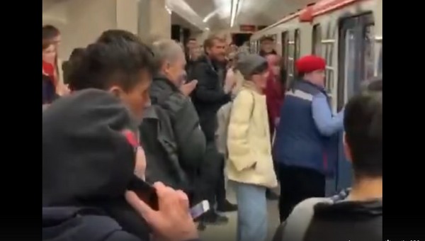 Котенок упал на рельсы в московском метро. Что сделал машинист?