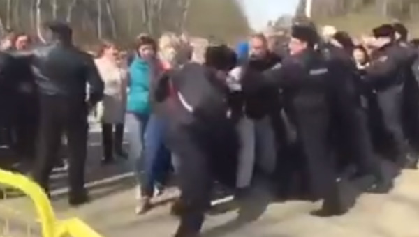 В Волоколамске полиция задержала 10 человек на акции против полигона «Ядрово»