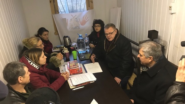 Депутаты Мособлдумы приехали к голодающим у «Лесной» 