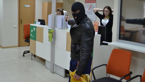 Вооруженный мужчина ограбил банк в Химках