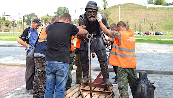 Памятник «деду с селфи-палкой» появился под Соборной горой