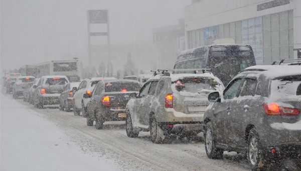 Разгул снежной стихии нарушил планы тысяч жителей Москвы и Подмосковья