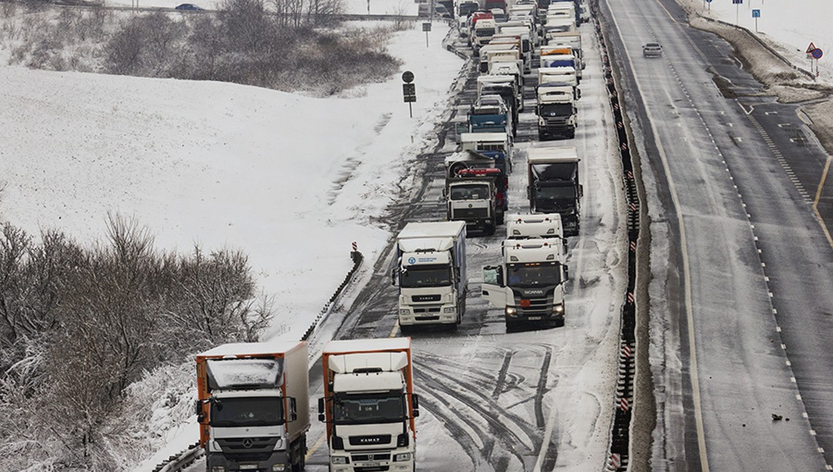 В ледяном плену провели ночь автомобили на трассе М4