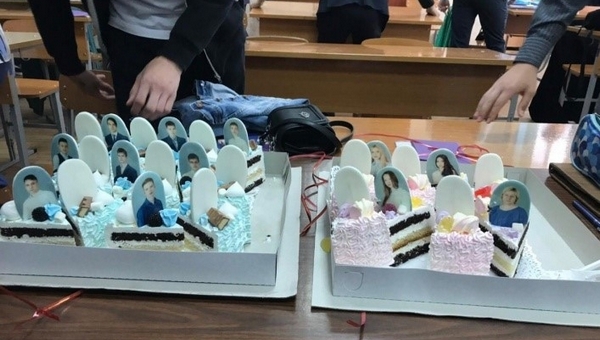 Одиннадцатиклассникам на выпускной подарили торт с надгробиями