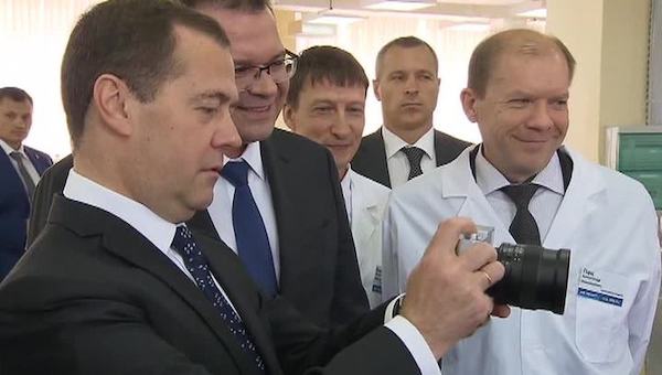 Сколько стоит фотоаппарат «Зенит-М», показанный Медведеву?