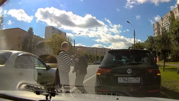 В Серпухове автолюбители устроили кулачный бой на дороге