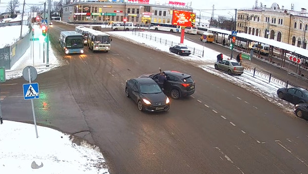 В Серпухове автолюбители устроили разборки на дороге после столкновения