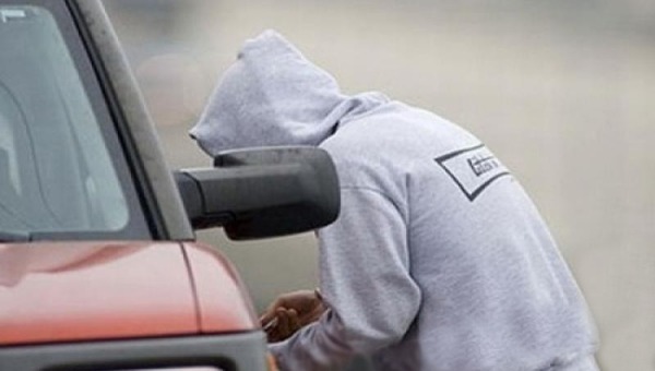 В Серпухове пьяные подростки пытались вскрыть автомобиль