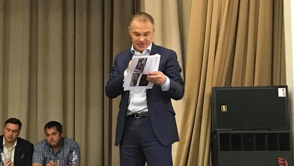 Девушка в красном против Когана в голубом