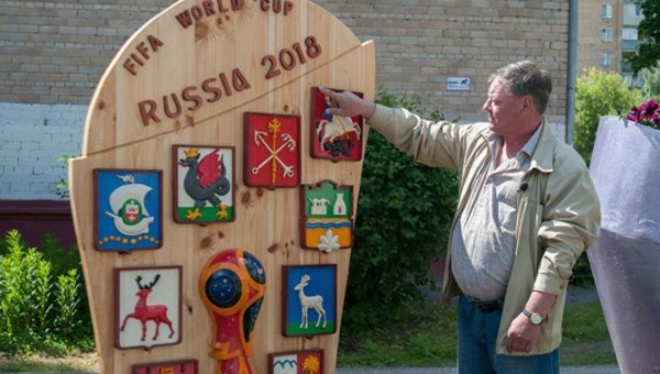 Подмосковный резчик по дереву  своими руками сделал стелу к ЧМ-2018
