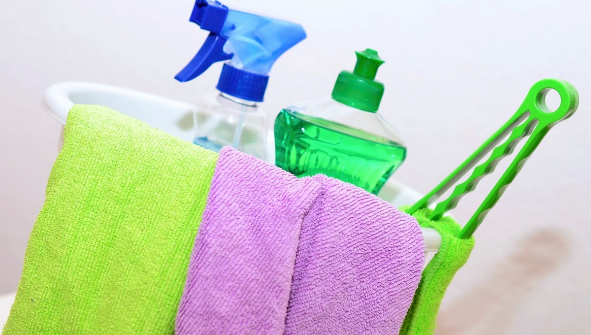 Очистит даже сложные загрязнения в доме: сделайте мощное чистящее средство из 3 подручных ингредиентов