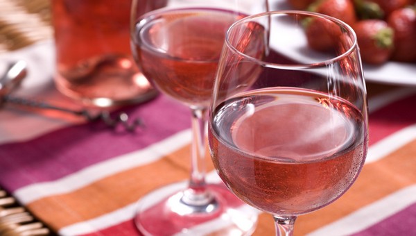 Специалисты назвали лучшее розовое вино в российских магазинах