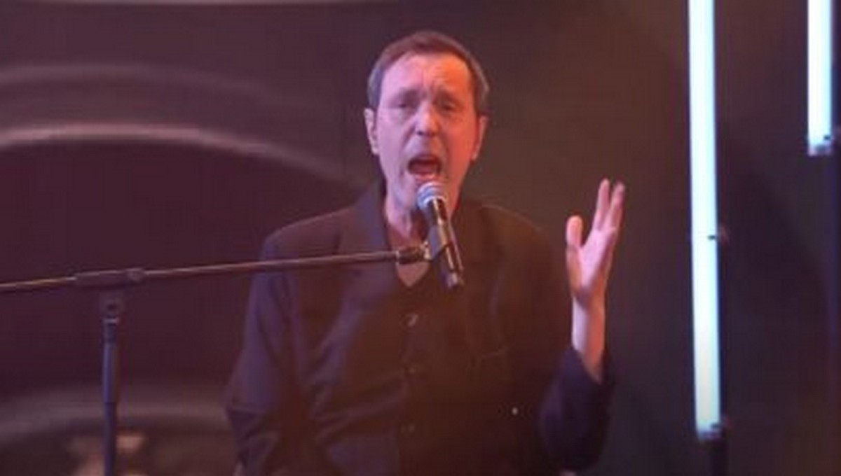 Николай Носков не смог оставаться на сцене во время сольного концерта