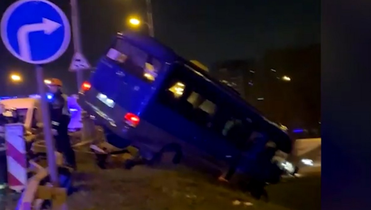 Автобус в Подмосковье повис на ограждении моста
