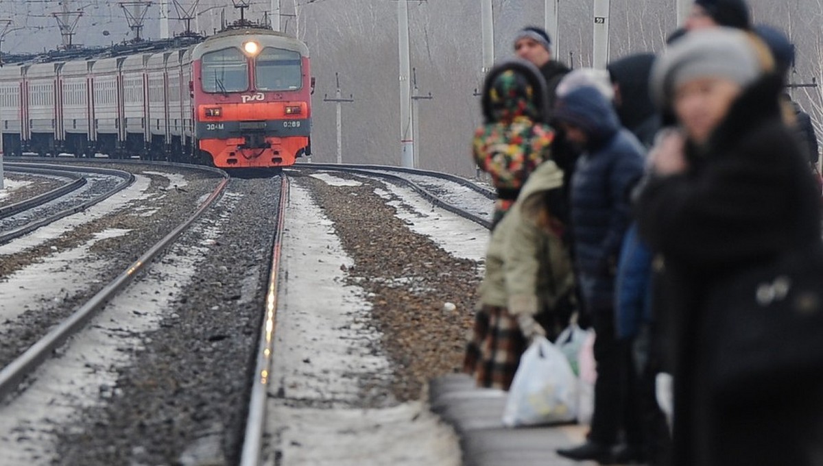 Коляска с младенцем упала на ж/д пути в Подмосковье