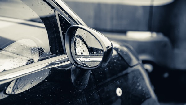 Автомобилистам дали неожиданный совет, как улучшить видимость в зеркалах в сырую погоду