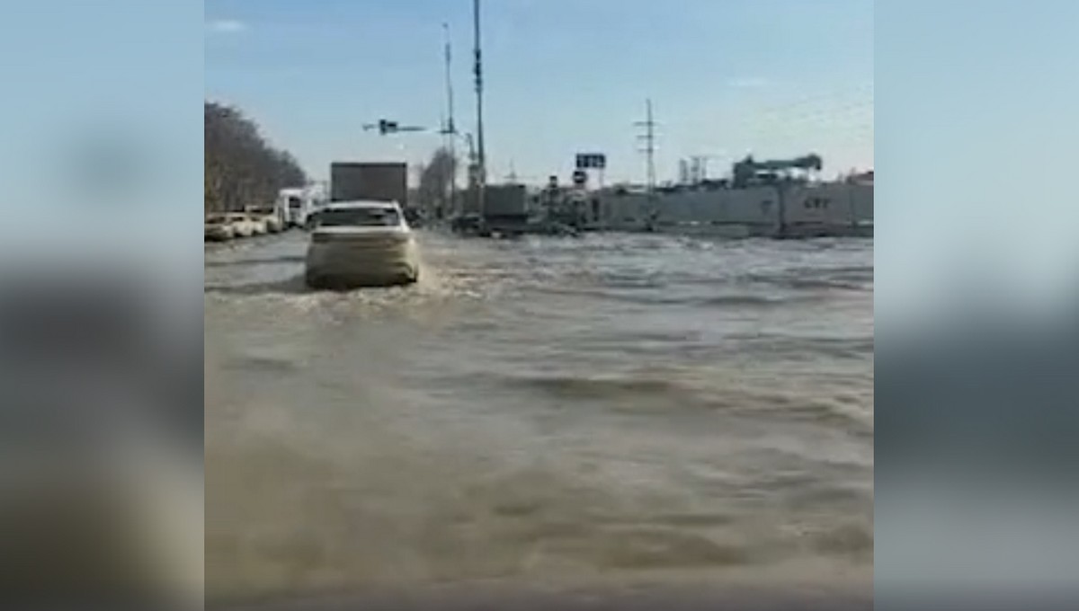 Оживленное подмосковное шоссе затоплено