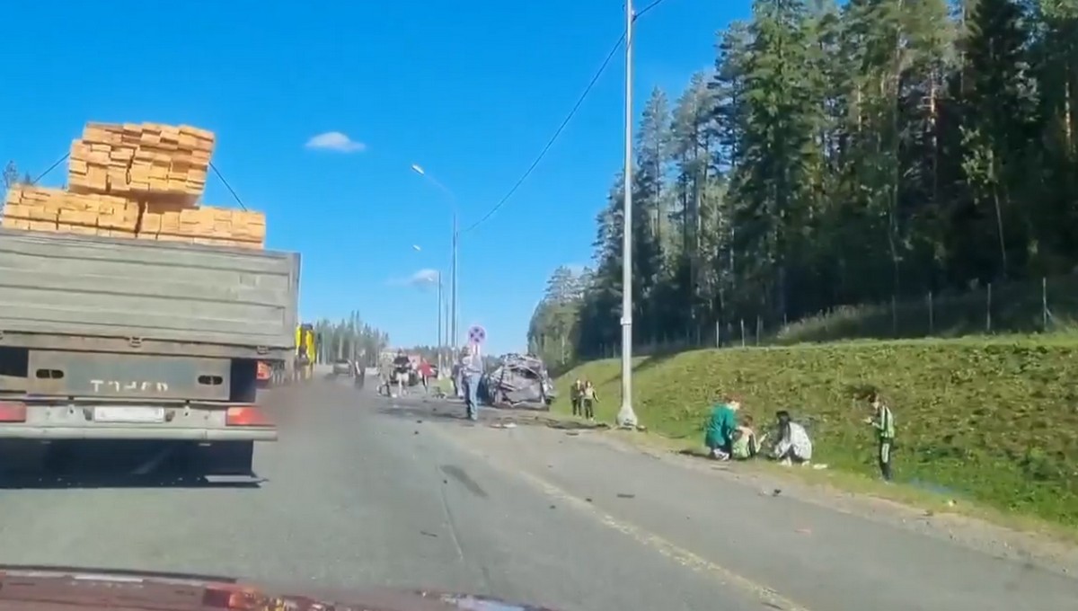 Фура на скорости врезалась в подростков-велосипедистов из спортивной школы 