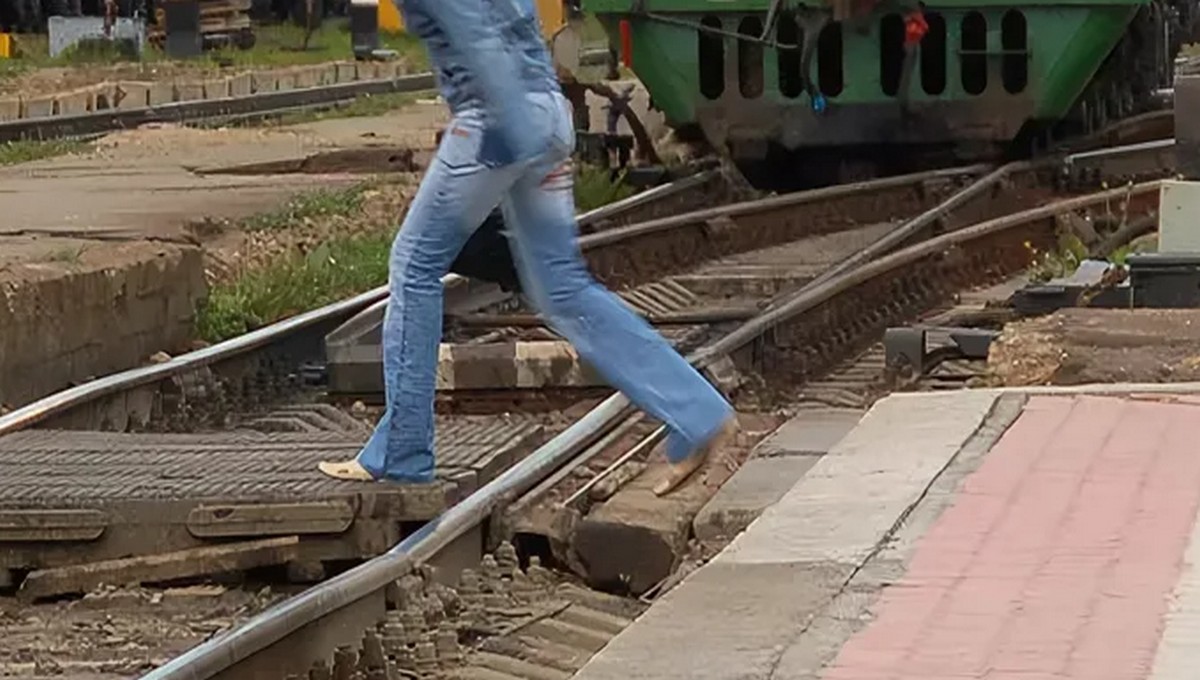 Станционный смотритель выдернул девушку из-под поезда в Подмосковье
