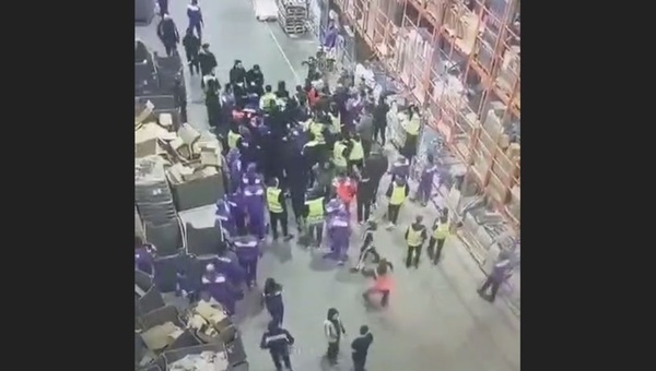 Работники склада Wildberries в Подмосковье устроили массовую драку