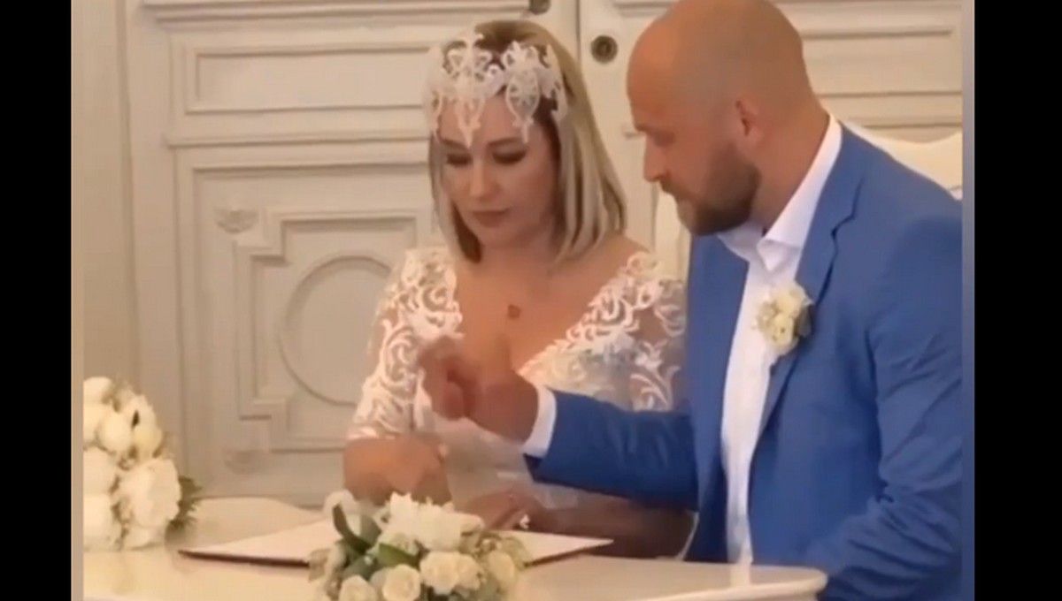Татьяна Буланова официально вышла замуж за молодого поклонника