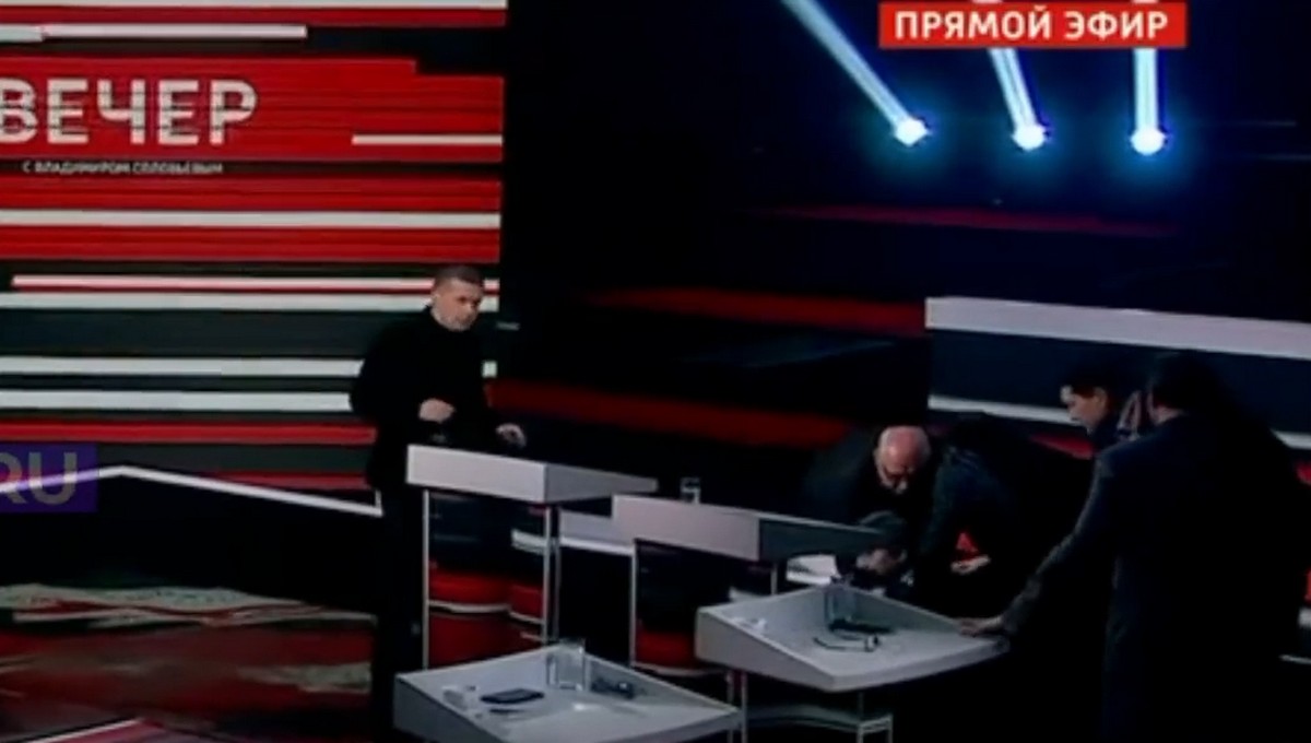 Эксперт упал в обморок в прямом эфире шоу Владимира Соловьева