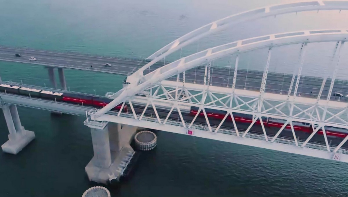 Движение автомобилей на Крымском мосту перекрыто полностью