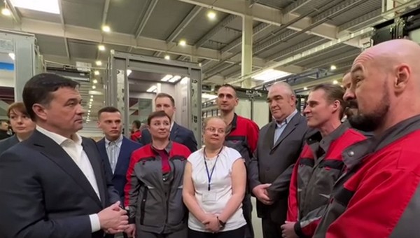 Губернатор Подмосковья пообщался с работниками завода в Серпухове