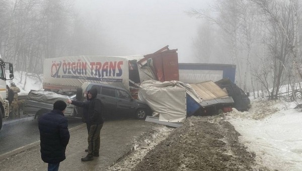 Более 25 машин столкнулись из-за тумана на российской федеральной трассе