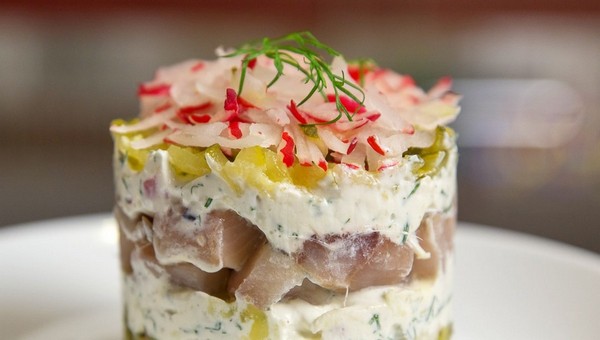 Этот салат из селёдки и редиса — неожиданно вкусный