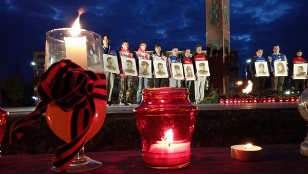 В Серпухове зажгли свечи в сумерках