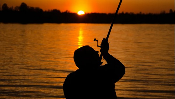 Рыбака убили во время вечерней рыбалки в Ленинградской области