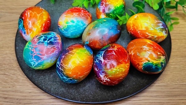 Как оригинально и ярко покрасить яйца к Пасхе