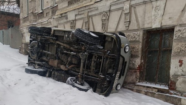 В Серпухове автомобиль «Мосэнерго» совершил кульбит на тротуаре