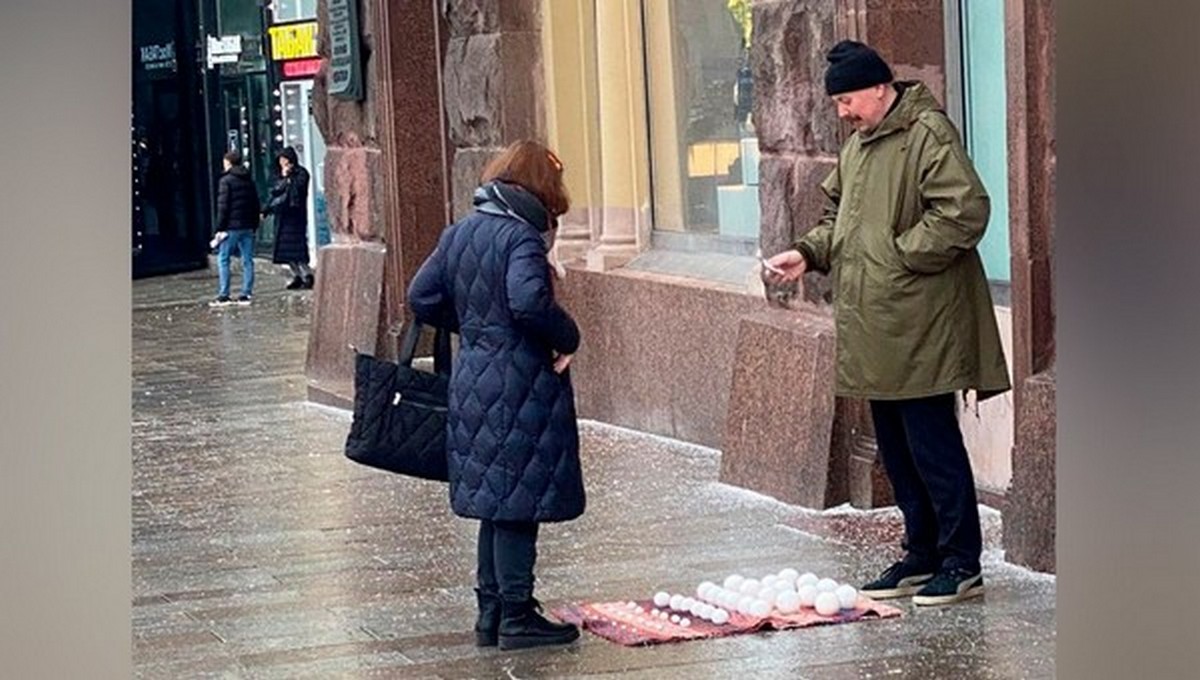 В центре Москвы мужчина продает невиданный товар