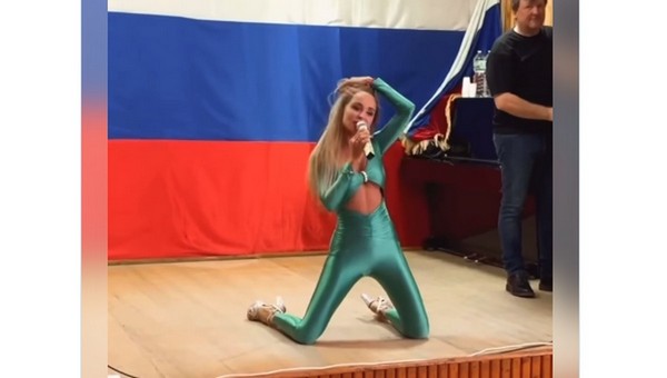 Певица Анна Калашникова выступила в подмосковном госпитале в «скромном костюме»