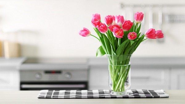 Как сделать, чтобы тюльпаны стояли в вазе максимально долго