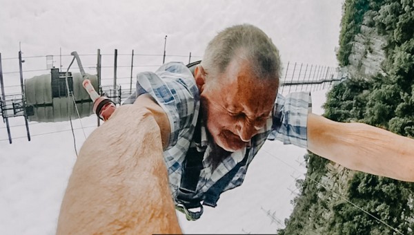 93-летний дедушка из Подмосковья сиганул с огромной высоты