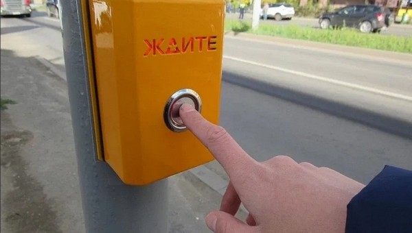 В Серпухове включили еще один светофор с кнопкой