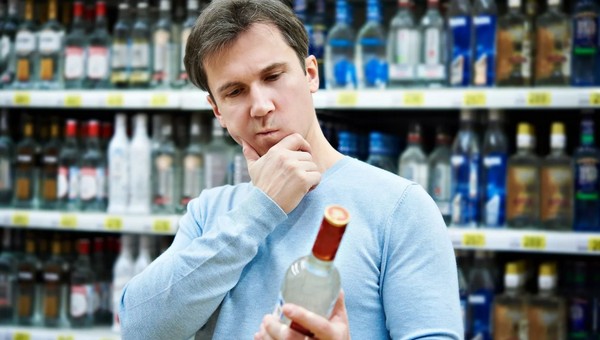 Минздрав хочет сильнее ограничить по времени продажу крепкого алкоголя