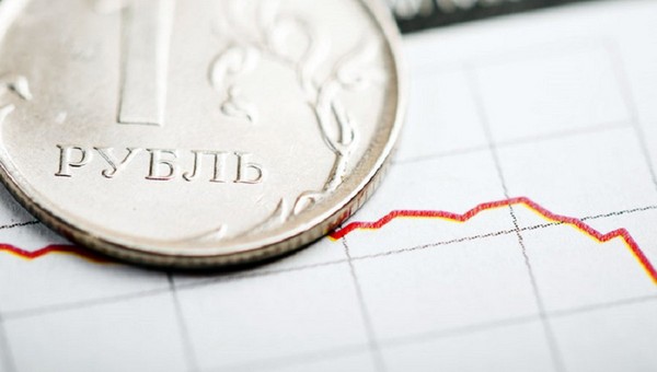 Россиянам объяснили, почему слабеет рубль