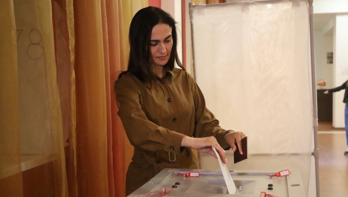 Учредитель «ФМедиаХолдинга» Тахмина Мокан проголосовала на выборах Губернатора