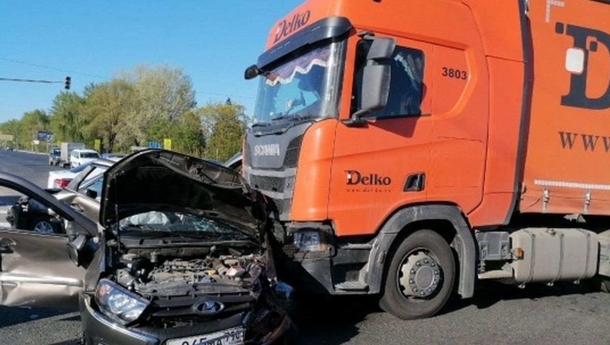 В Подмосковье переломанную автоледи пришлось вырезать из «Лады»