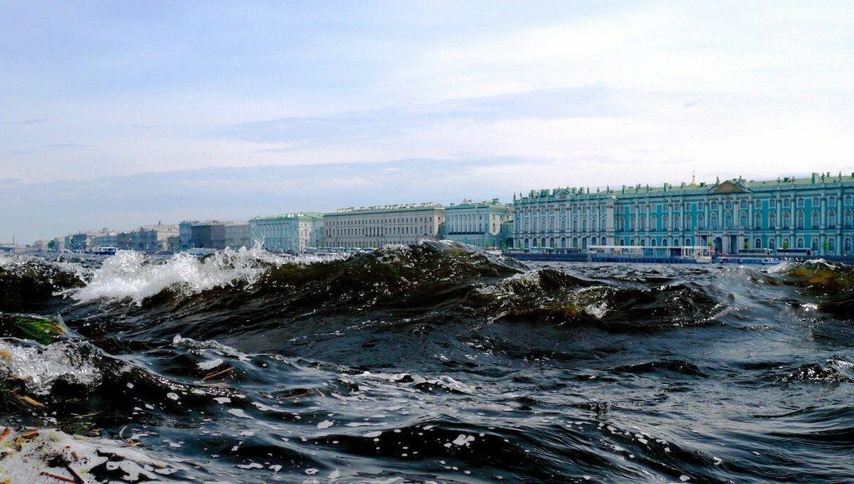 Синоптики предупредили Петербург о ливнях и нагонном наводнении