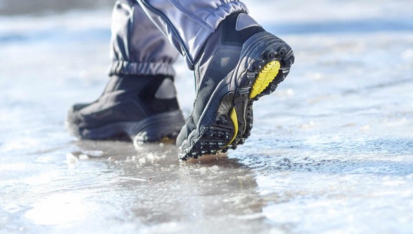 Как сделать, чтобы зимой обувь не скользила на снегу и по льду