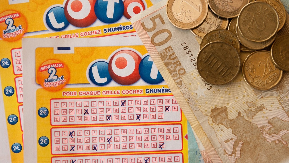 Деньги улетучились: женщина выиграла в лотерею 175 миллионов и растеряла всё