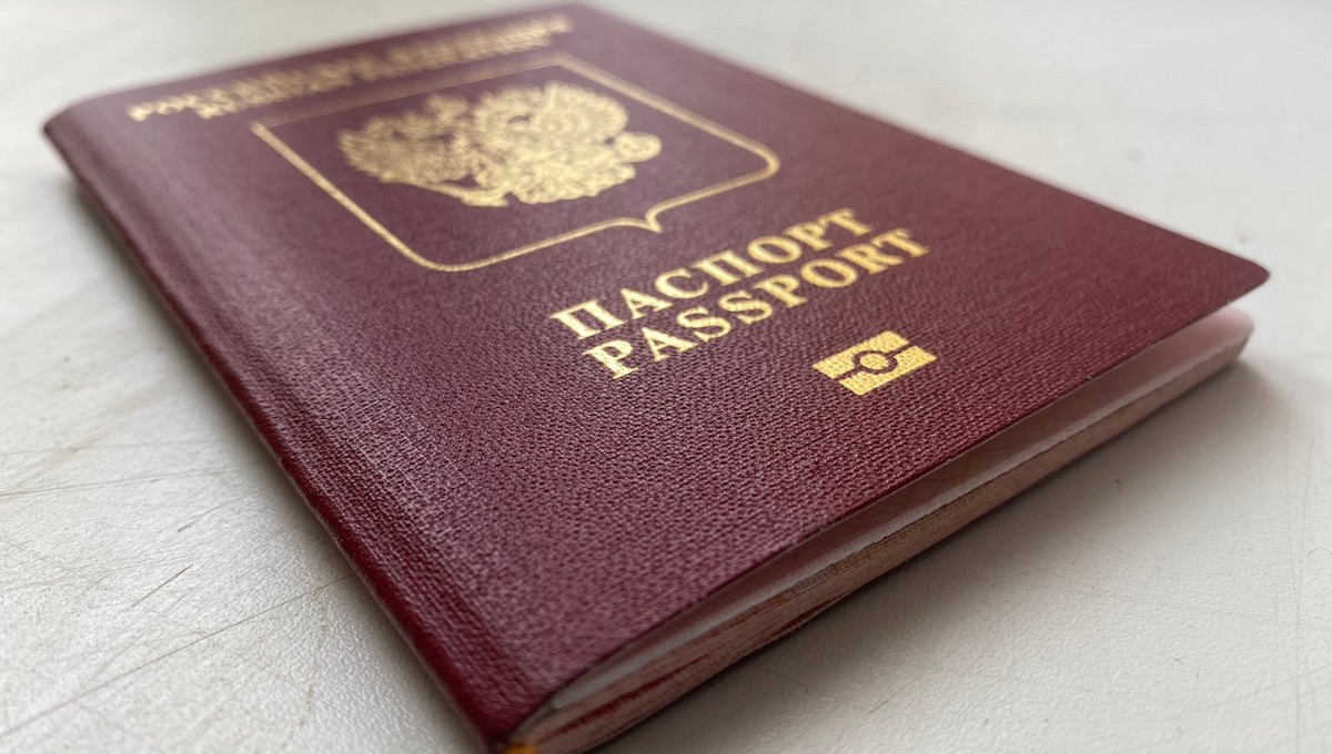У россиян начали отбирать заграничные паспорта на границе