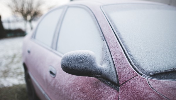 Ни в коем случае не поливайте кипятком: водителям рассказали, что делать с замёрзшей дверью