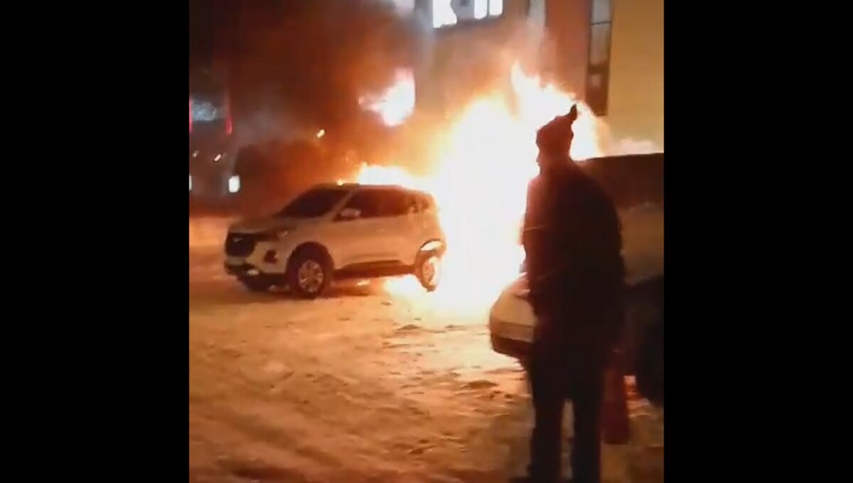 В Чехове на парковке торгового центра сгорело несколько автомобилей